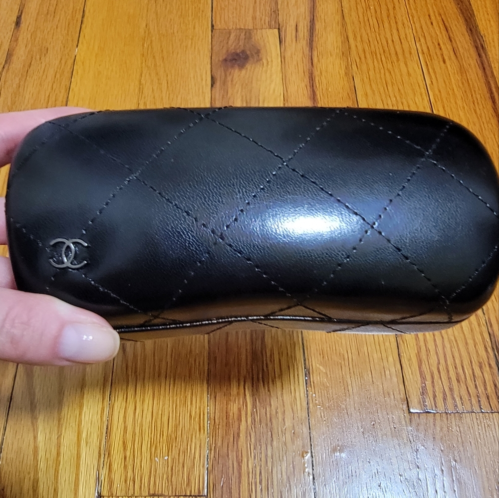 Black quilted sun glasses case